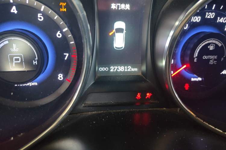 Used Hyundai Grand SantaFe 2013 3.0L 7-Seater Four-Wheel-Drive Comfort Edition Odometer Close Up