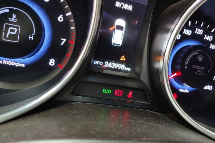 Used Hyundai Grand SantaFe 2013 3.0L 7-Seater Four-Wheel-Drive Comfort Edition Odometer Close Up