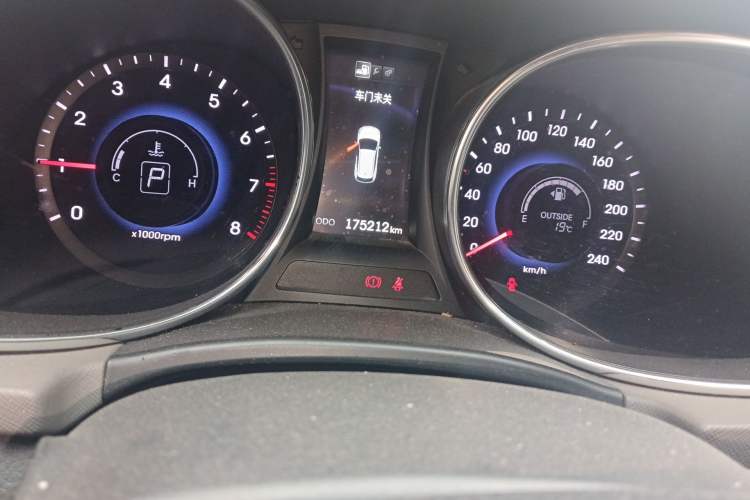 Used Hyundai Grand SantaFe 2013 3.0L 7-Seater Two-Wheel Drive Comfort Edition Odometer Close Up