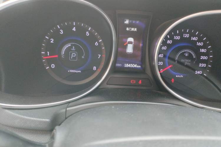 Used Hyundai Grand SantaFe 2013 3.0L 7-Seater Four-Wheel-Drive Comfort Edition Odometer Close Up