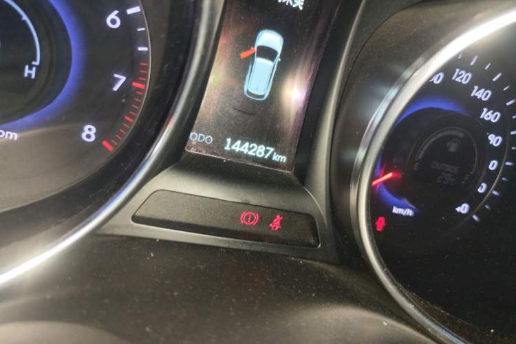 Used Hyundai Grand SantaFe 2013 3.0L 7-Seater Four-Wheel-Drive Comfort Edition Odometer Close Up