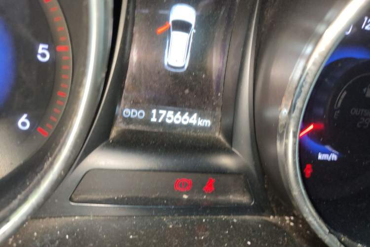Used Hyundai Grand SantaFe 2013 2.2T 7-Seater Four-Wheel-Drive Luxury Edition Odometer Close Up