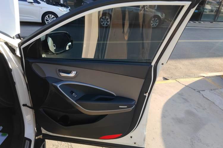 Used Hyundai Grand SantaFe 2013 3.0L 7-Seater 4x4 Flagship Edition Right Front Door Interior