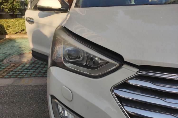 Used Hyundai Grand SantaFe 2013 2.2T 7-Seater Four-Wheel-Drive Flagship Edition Right Front Headlight