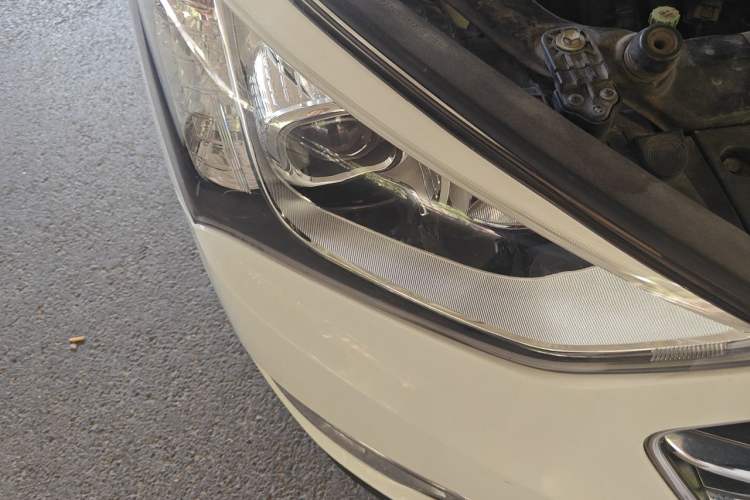 Used Hyundai Grand SantaFe 2013 3.0L 7-Seater Four-Wheel-Drive Comfort Edition Right Front Headlight