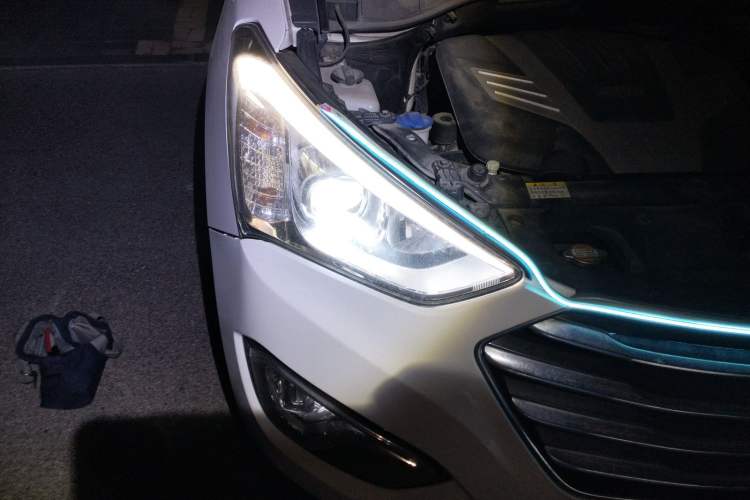 Used Hyundai Grand SantaFe 2013 3.0L 7-Seater Four-Wheel-Drive Comfort Edition Right Front Headlight