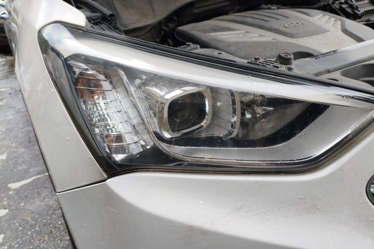 Used Hyundai Grand SantaFe 2013 3.0L 7-Seater Four-Wheel-Drive Comfort Edition Right Front Headlight