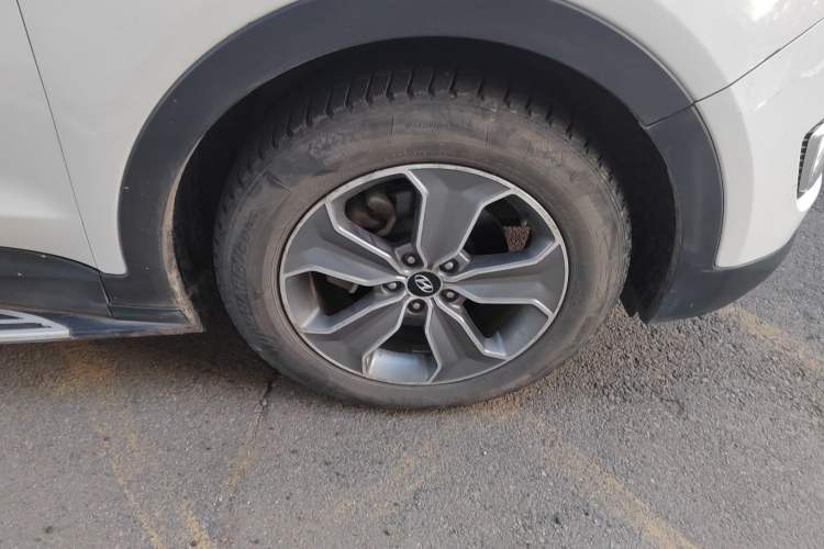 Used Hyundai Grand SantaFe 2013 3.0L 7-Seater Four-Wheel-Drive Comfort Edition Right Front Wheel Hub