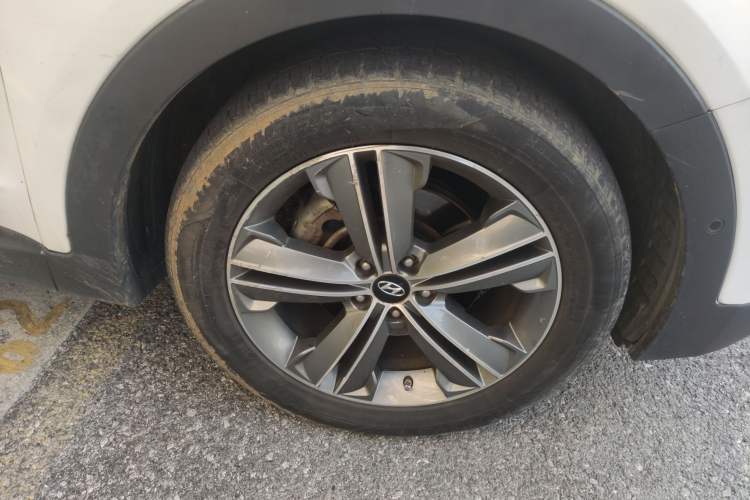 Used Hyundai Grand SantaFe 2013 2.2T 7-Seater Four-Wheel-Drive Flagship Edition Right Front Wheel Hub