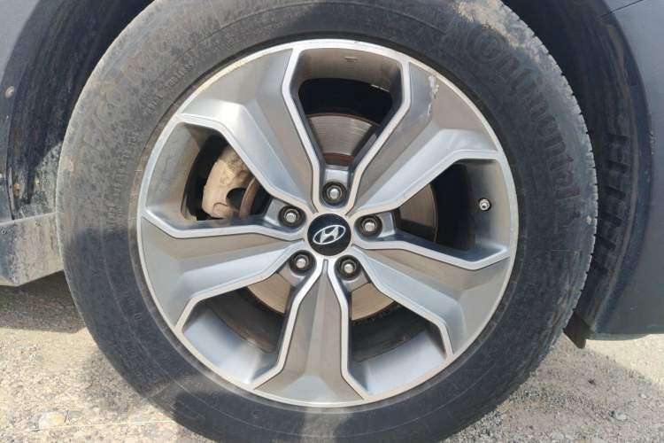 Used Hyundai Grand SantaFe 2013 3.0L 7-Seater Four-Wheel-Drive Comfort Edition Right Front Wheel Hub