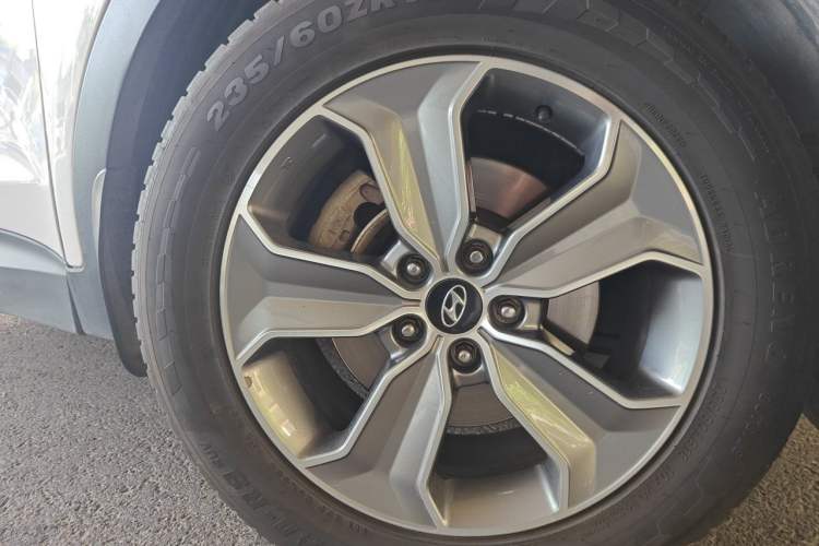 Used Hyundai Grand SantaFe 2013 3.0L 7-Seater Four-Wheel-Drive Comfort Edition Right Front Wheel Hub