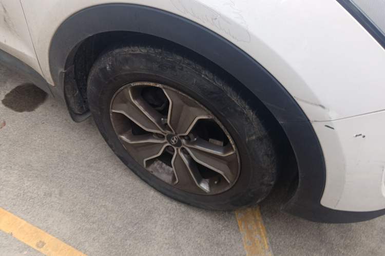 Used Hyundai Grand SantaFe 2013 3.0L 7-Seater Two-Wheel Drive Comfort Edition Right Front Wheel Hub