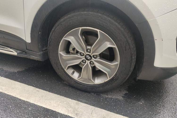 Used Hyundai Grand SantaFe 2013 3.0L 7-Seater Four-Wheel-Drive Comfort Edition Right Front Wheel Hub