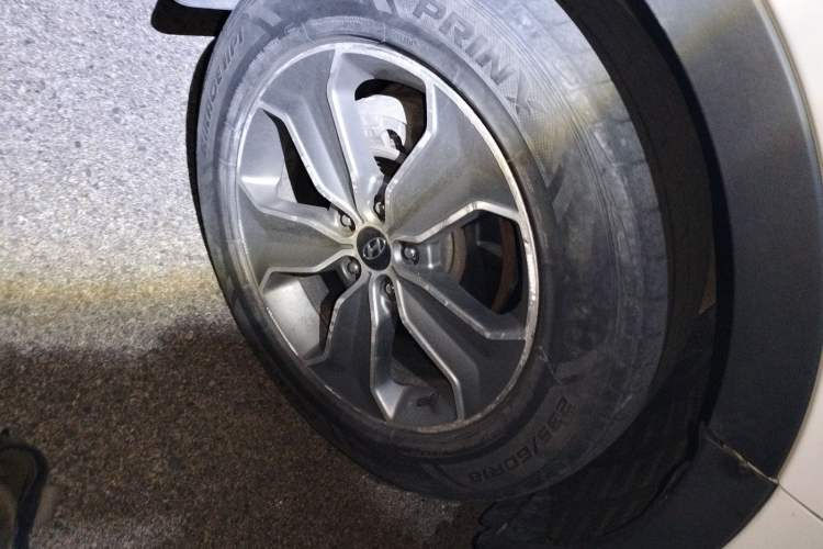 Used Hyundai Grand SantaFe 2013 3.0L 7-Seater Four-Wheel-Drive Comfort Edition Right Front Wheel Hub