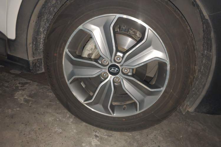 Used Hyundai Grand SantaFe 2013 3.0L 7-Seater Four-Wheel-Drive Comfort Edition Right Front Wheel Hub