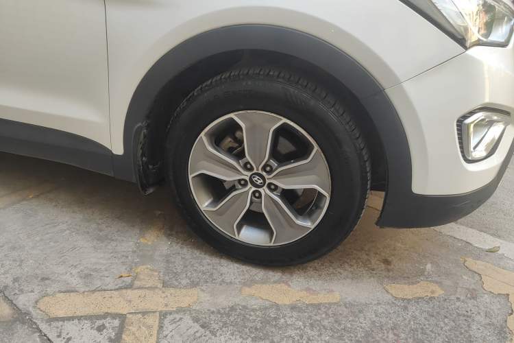 Used Hyundai Grand SantaFe 2013 3.0L 7-Seater Four-Wheel-Drive Comfort Edition Right Front Wheel Hub