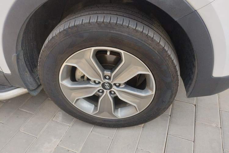 Used Hyundai Grand SantaFe 2013 3.0L 7-Seater Four-Wheel-Drive Comfort Edition Right Front Wheel Hub
