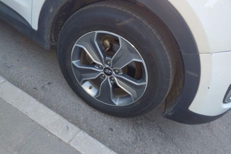 Used Hyundai Grand SantaFe 2013 3.0L 7-Seater Four-Wheel-Drive Comfort Edition Right Front Wheel Hub