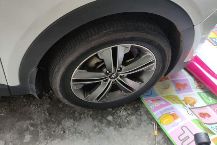 Used Hyundai Grand SantaFe 2013 2.2T 7-Seater Four-Wheel-Drive Luxury Edition Right Front Wheel Hub