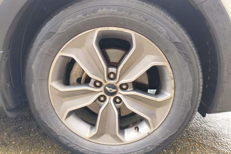 Used Hyundai Grand SantaFe 2013 3.0L 7-Seater Four-Wheel-Drive Comfort Edition Right Front Wheel Hub