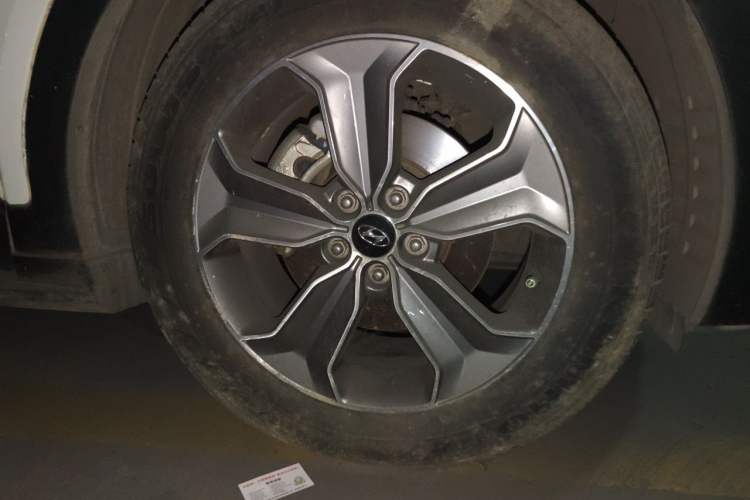 Used Hyundai Grand SantaFe 2013 3.0L 7-Seater Four-Wheel-Drive Comfort Edition Right Front Wheel Hub