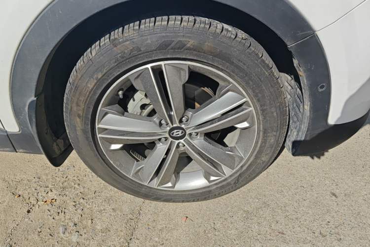 Used Hyundai Grand SantaFe 2013 3.0L 7-Seater 4x4 Flagship Edition Right Front Wheel Hub