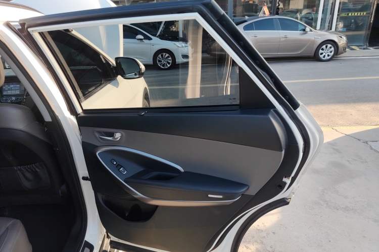 Used Hyundai Grand SantaFe 2013 3.0L 7-Seater 4x4 Flagship Edition Right Rear Door Interior
