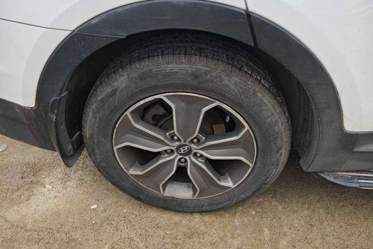 Used Hyundai Grand SantaFe 2013 3.0L 7-Seater Four-Wheel-Drive Comfort Edition Right Rear Wheel Hub