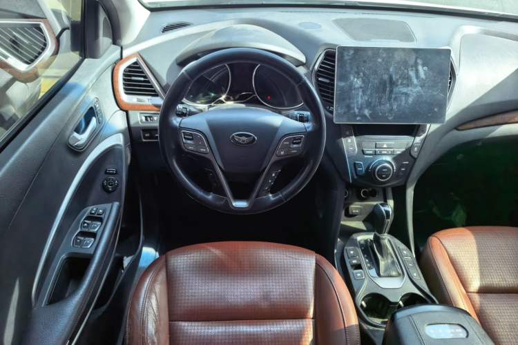 Used Hyundai Grand SantaFe 2013 3.0L 6-seat 4x4 Brown Interior Flagship Edition Steering Wheel