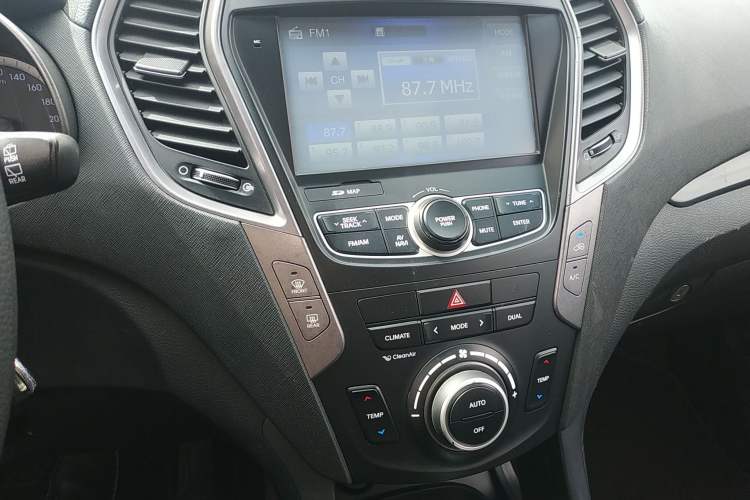 Used Hyundai Grand SantaFe 2015 2.2T 7-Seater Two-Wheel-Drive Zhi Ling Limited Edition Audio And AC Panel