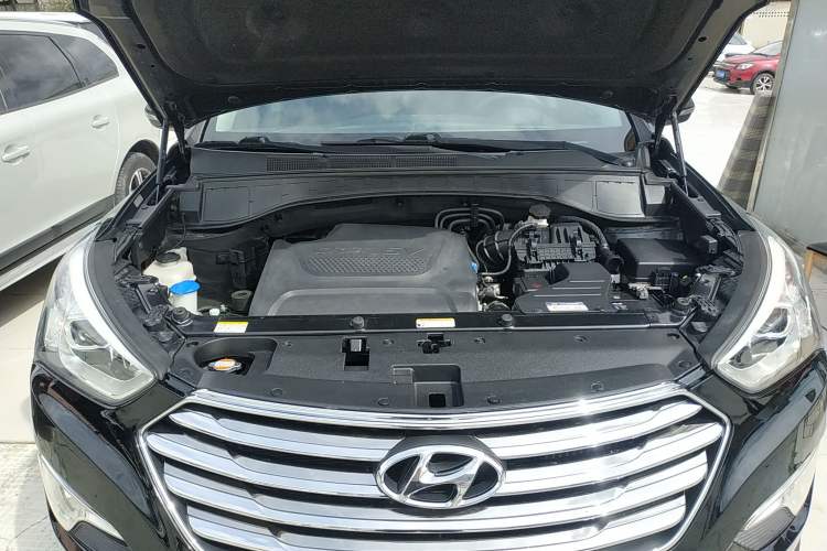 Used Hyundai Grand SantaFe 2015 2.2T 7-Seater Two-Wheel-Drive Zhi Ling Limited Edition Engine Bay