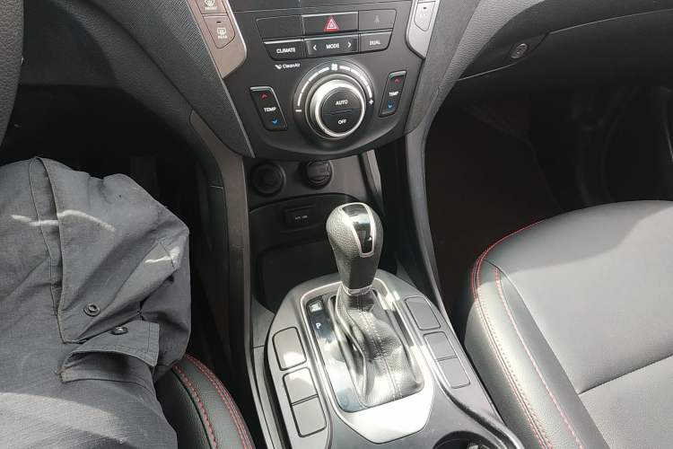 Used Hyundai Grand SantaFe 2015 2.2T 7-Seater Two-Wheel-Drive Zhi Ling Limited Edition Gear Lever