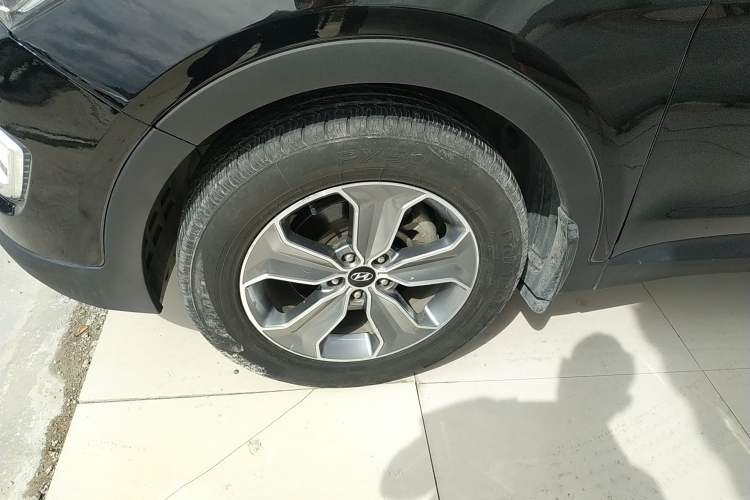 Used Hyundai Grand SantaFe 2015 2.2T 7-Seater Two-Wheel-Drive Zhi Ling Limited Edition Left Front Wheel Hub