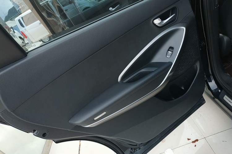 Used Hyundai Grand SantaFe 2015 2.2T 7-Seater Two-Wheel-Drive Zhi Ling Limited Edition Left Rear Door Interior