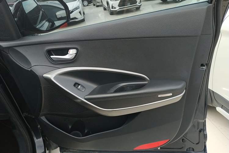 Used Hyundai Grand SantaFe 2015 2.2T 7-Seater Two-Wheel-Drive Zhi Ling Limited Edition Right Front Door Interior