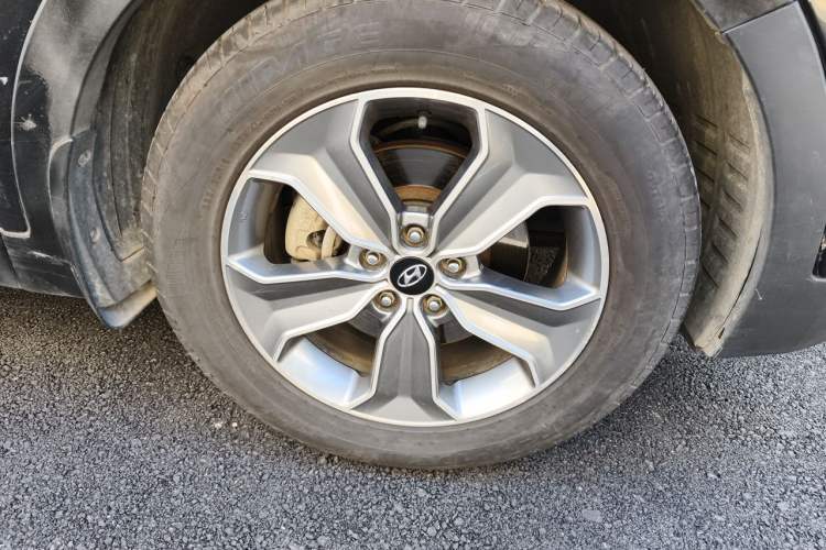 Used Hyundai Grand SantaFe 2015 2.0T 7-Seater Two-Wheel Drive Leading Edition Right Front Wheel Hub