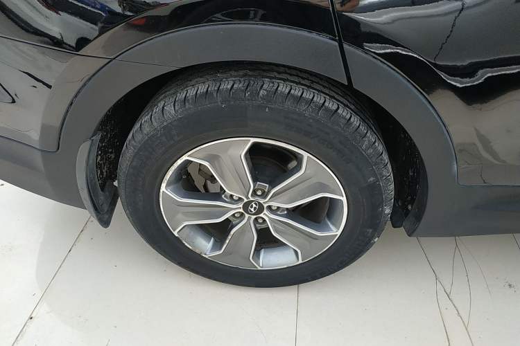 Used Hyundai Grand SantaFe 2015 2.2T 7-Seater Two-Wheel-Drive Zhi Ling Limited Edition Right Rear Wheel Hub