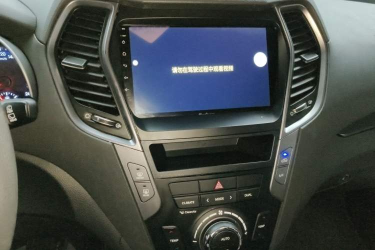 Used Hyundai Grand SantaFe 2015 2.2T 7-Seater Two-Wheel-Drive Zhi Ling Limited Edition Audio And AC Panel