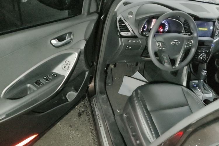 Used Hyundai Grand SantaFe 2015 2.2T 7-Seater Two-Wheel-Drive Zhi Ling Limited Edition Interior 3