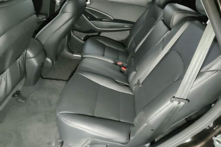Used Hyundai Grand SantaFe 2015 2.2T 7-Seater Two-Wheel-Drive Zhi Ling Limited Edition Interior 4