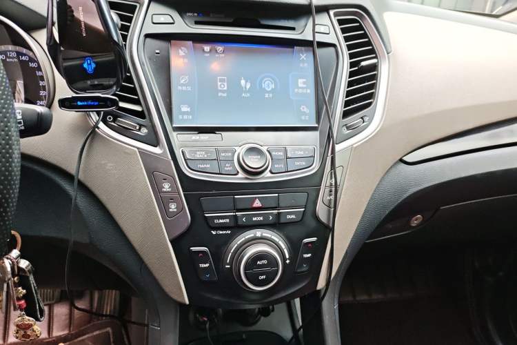 Used Hyundai Grand SantaFe 2015 2.0T 7-Seater Two-Wheel Drive Leading Edition Audio And AC Panel