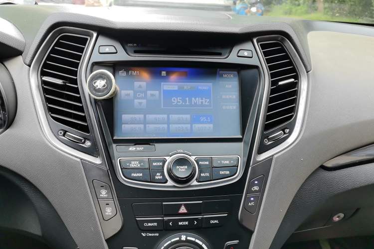 Used Hyundai Grand SantaFe 2015 2.0T 7-Seater Two-Wheel Drive Leading Edition Audio And AC Panel