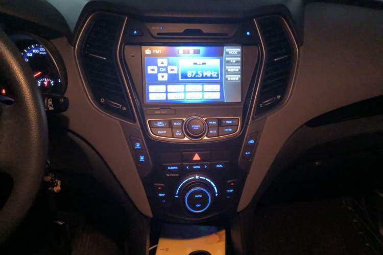 Used Hyundai Grand SantaFe 2015 2.0T 7-Seater Two-Wheel Drive Leading Edition Audio And AC Panel