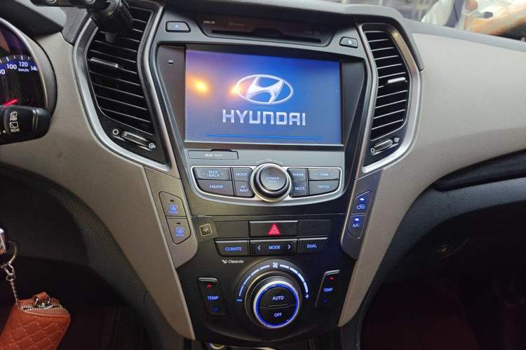 Used Hyundai Grand SantaFe 2015 2.0T 7-Seater Two-Wheel Drive Leading Edition Audio And AC Panel