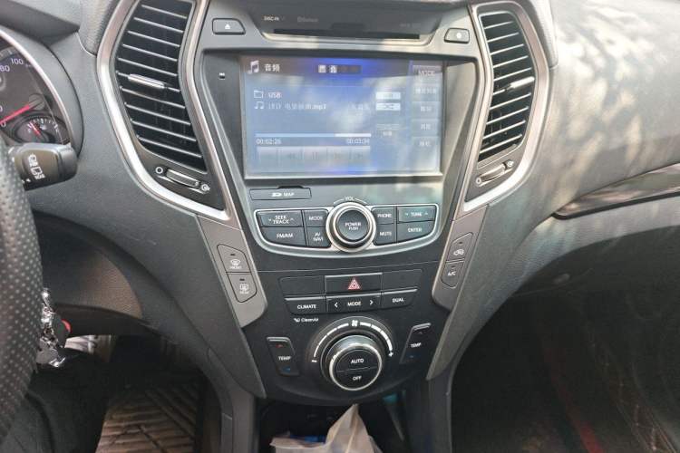 Used Hyundai Grand SantaFe 2015 2.0T 7-Seater Two-Wheel Drive Leading Edition Audio And AC Panel