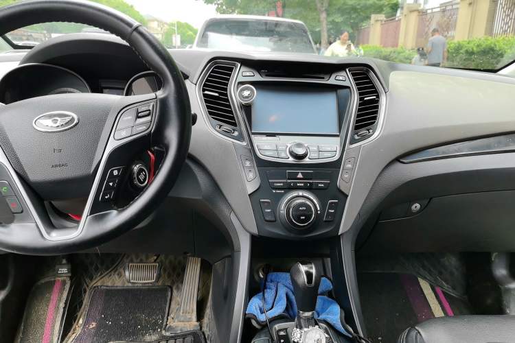 Used Hyundai Grand SantaFe 2015 2.0T 7-Seater Two-Wheel Drive Leading Edition Center Console