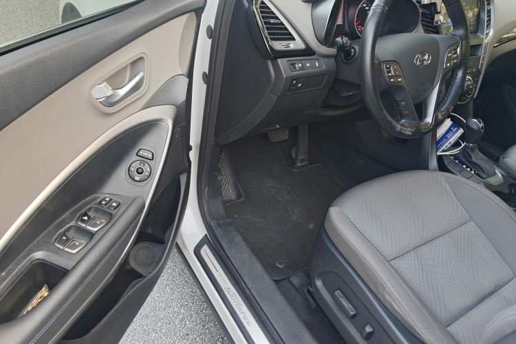 Used Hyundai Grand SantaFe 2015 2.2T 7-Seater Two-Wheel-Drive Zhi Ling Limited Edition Interior 3