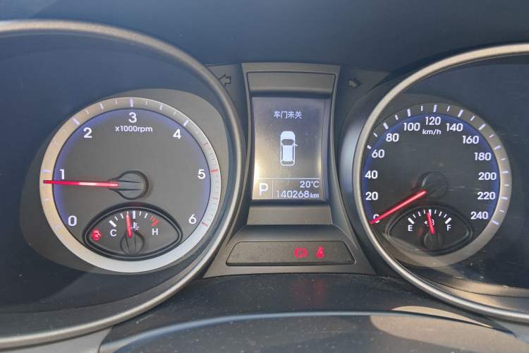 Used Hyundai Grand SantaFe 2015 2.2T 7-Seater Two-Wheel-Drive Zhi Ling Limited Edition Odometer Close Up