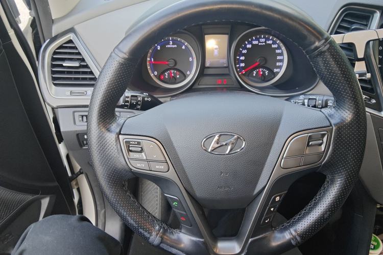 Used Hyundai Grand SantaFe 2015 2.2T 7-Seater Two-Wheel-Drive Zhi Ling Limited Edition Steering Wheel