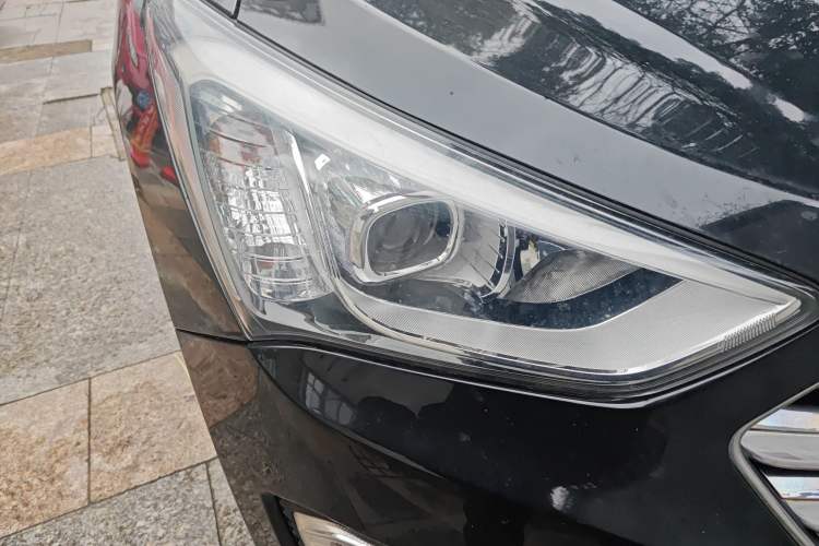 Used Hyundai Grand SantaFe 2016 2.0T 7-Seater Four-Wheel-Drive Leading Edition Right Front Headlight